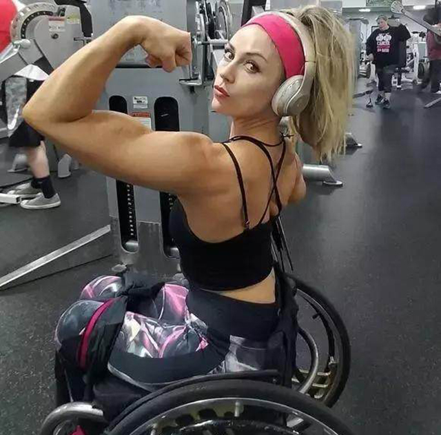 輪椅健身美女