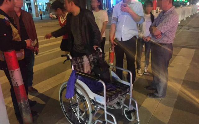 男子推輪椅假摔 “碰瓷”成癮終被拘