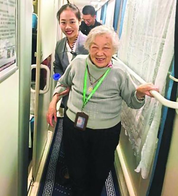 獨自坐輪椅從北京來漢探親 列車乘務人員接力照顧老人一夜