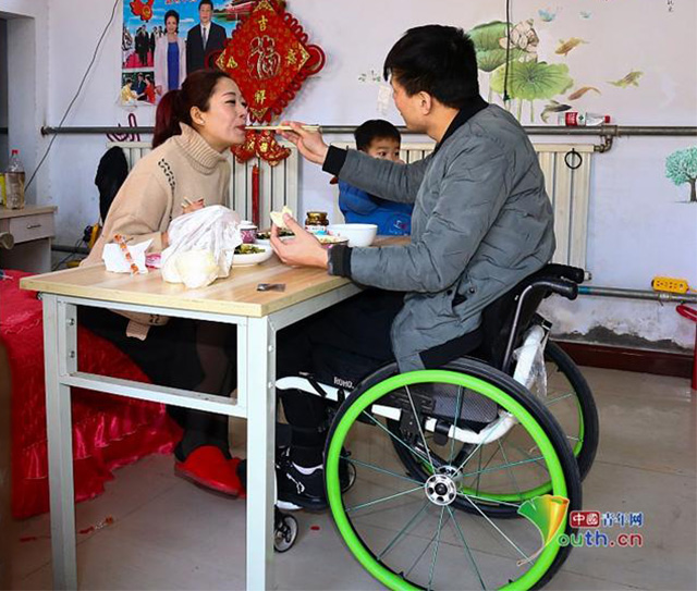 河北截癱輪椅小伙與美女粉絲新娘恩愛溫馨畫面