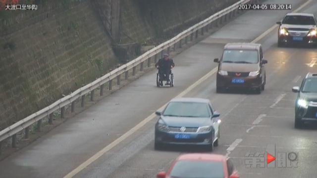 駕駛電動(dòng)輪椅交通規(guī)則不容蔑視