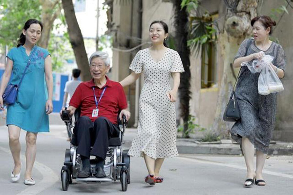 84歲老專家開邁樂步電動(dòng)輪椅出診，成為醫(yī)院一道風(fēng)景。
