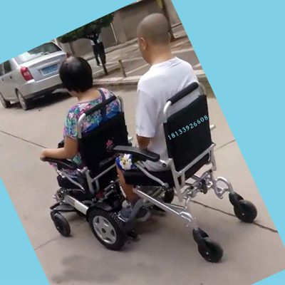 邁樂(lè)步A08L雙人電動(dòng)輪椅載著呂阿姨和老伴兒幸福出游