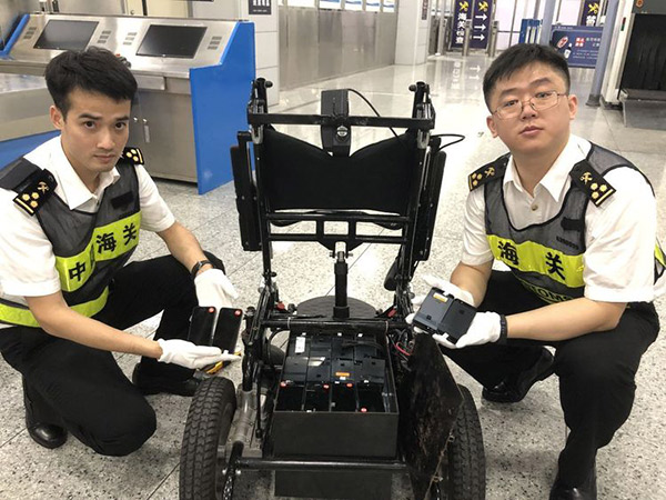 男子用殘疾人電動(dòng)輪椅藏匿走私舊手機(jī)