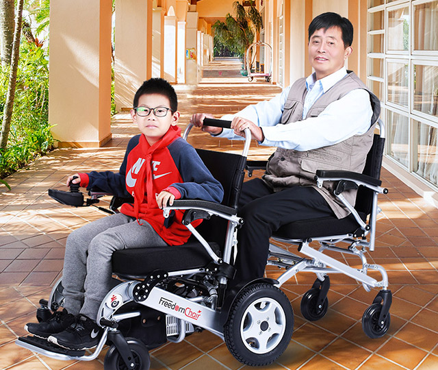電動(dòng)輪椅上下坡安全嗎?駕駛上下坡的操作技巧及注意事項(xiàng)