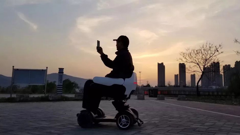 蜂鳥智能代步車戶外實拍圖
