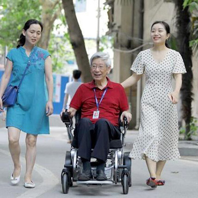 84歲老專家開邁樂步電動輪椅出診，小朋友笑嘻嘻追著跑