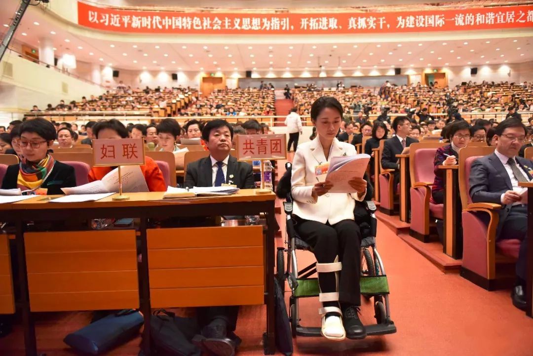 政協(xié)委員乘坐康揚輪椅參加會議