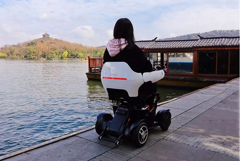 蜂鳥智能代步車戶外實拍圖