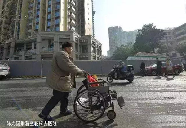 九旬老人每天推著空蕩的輪椅出門，推的不是輪椅而是思念