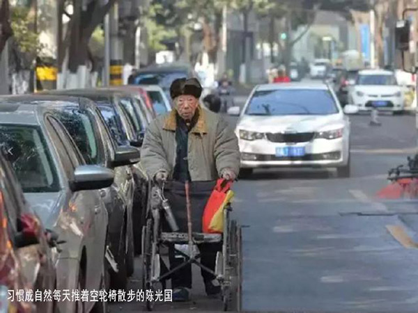 九旬老人每天推著空蕩的輪椅出門，推的不是輪椅而是思念
