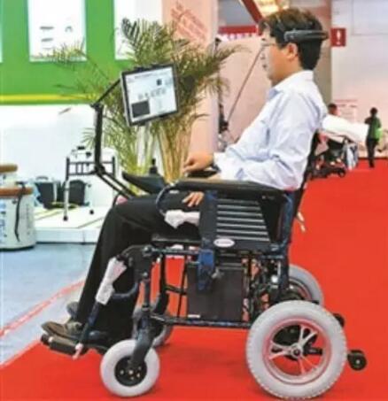 腦電波電動輪椅