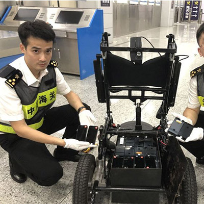 ???????男子用殘疾人電動(dòng)輪椅藏匿走私舊手機(jī)