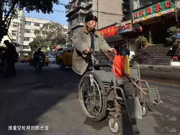 九旬老人每天推著空蕩的輪椅出門，推的不是輪椅而是思念