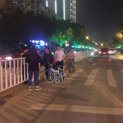 男子推輪椅假摔 “碰瓷”成癮終被拘