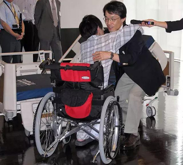 下肢截癱殘疾人上下輪椅需要別人輔助