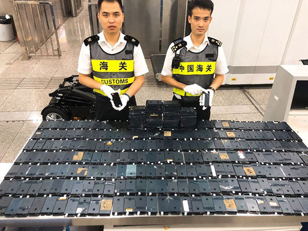 ???????男子用殘疾人電動(dòng)輪椅藏匿走私舊手機(jī)