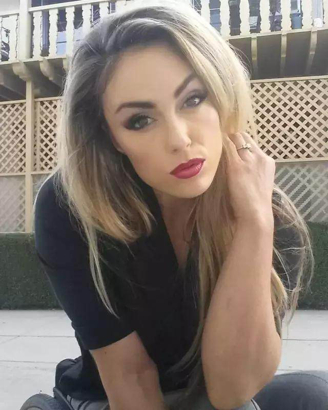 輪椅健身美女